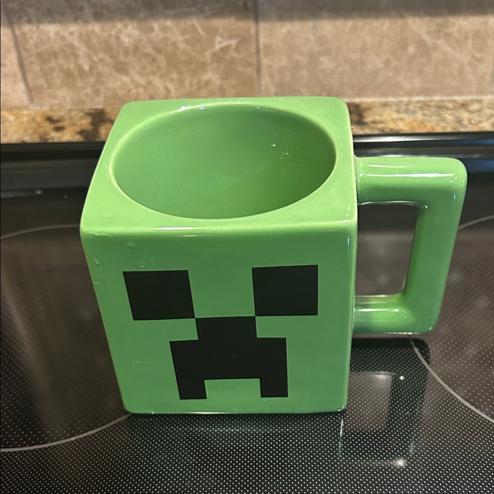 Minecraft Creeper Face green and black ceramic mug. 3 1/2”, EUC